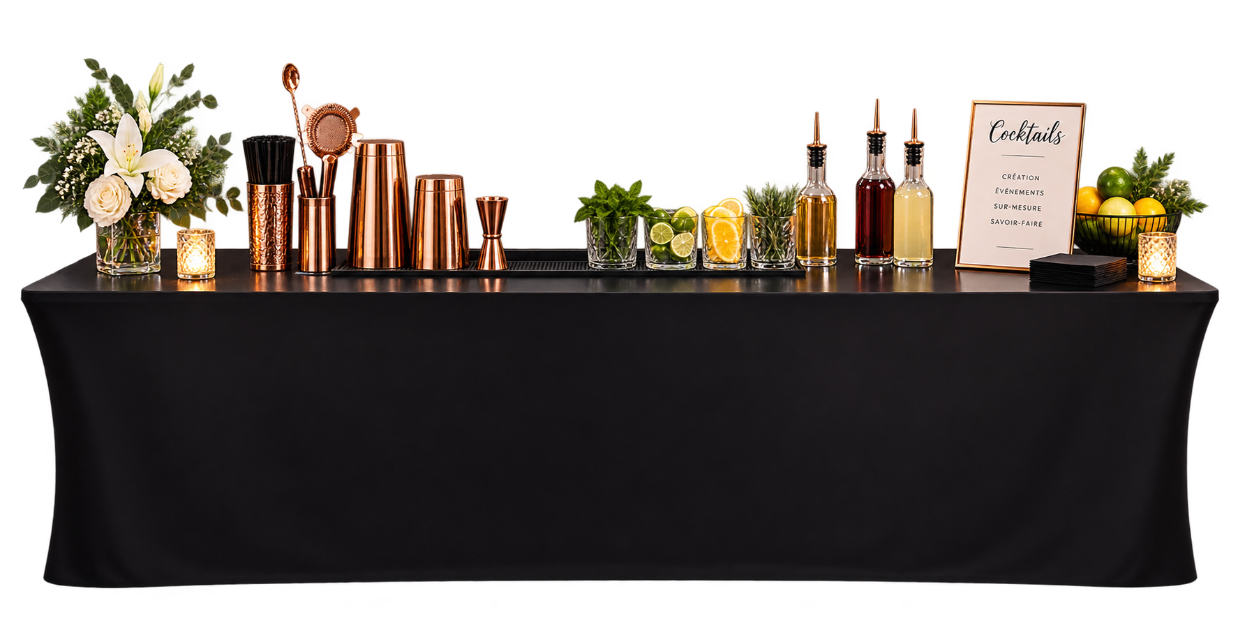 Mise en place d'un bar cocktail événementiel : outils cuivrés, agrumes, fleurs et bougies sur nappe noire